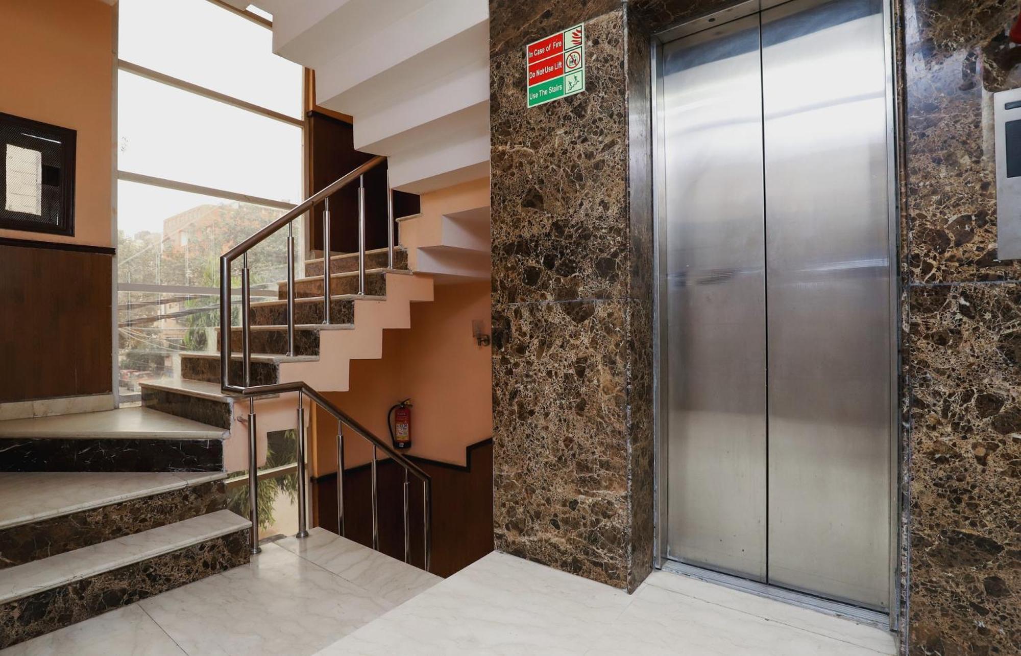 Hotel O J P Inn Near Patel Nagar Metro Station Нью-Дели Экстерьер фото