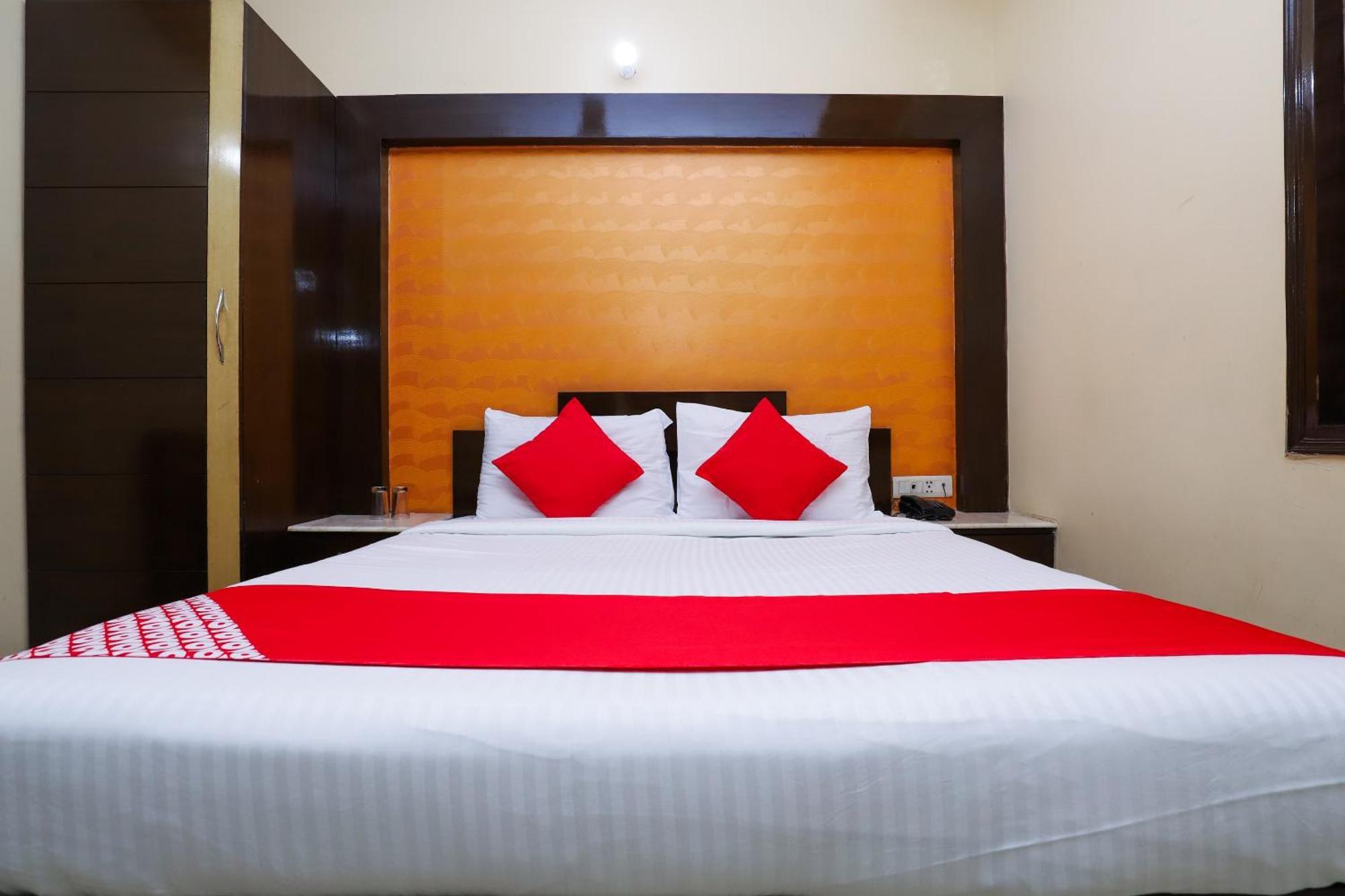 Hotel O J P Inn Near Patel Nagar Metro Station Нью-Дели Экстерьер фото